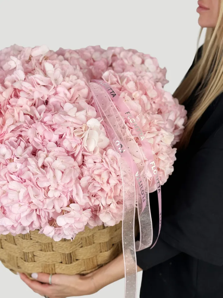 Basket of 20 pink hydrangeas with satin ribbons