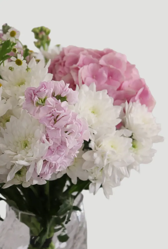 Floral 4 mix bouquets in soft blush and white