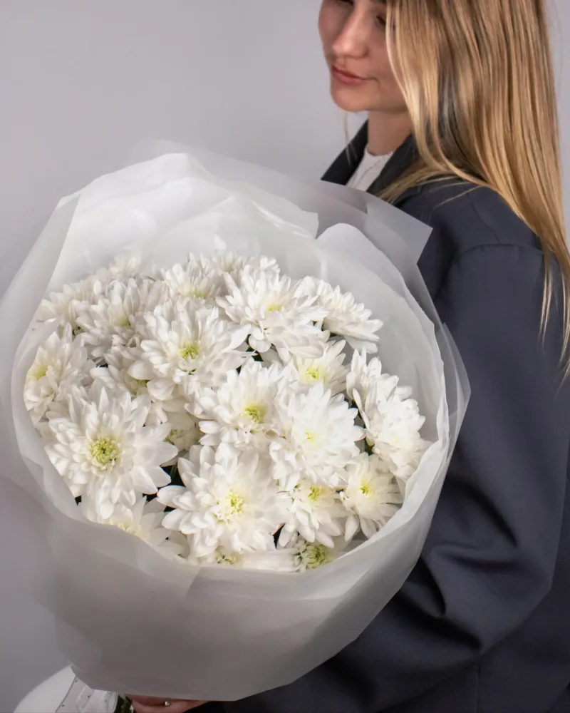 Elegant white chrysanthemum bouquet