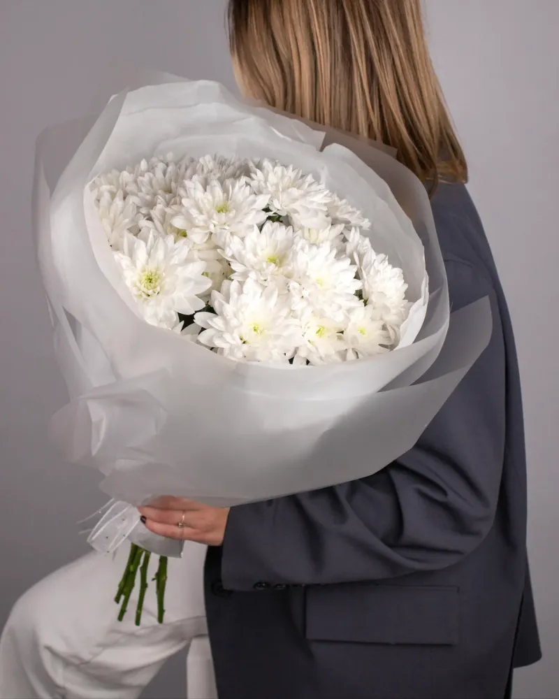 Elegant white chrysanthemum bouquet