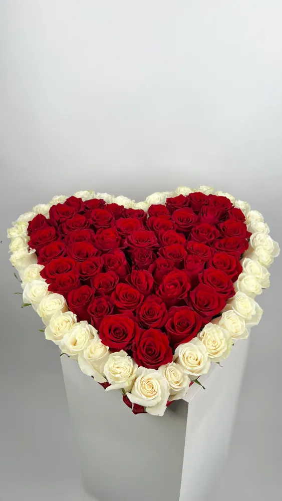 Luxury heart of roses
