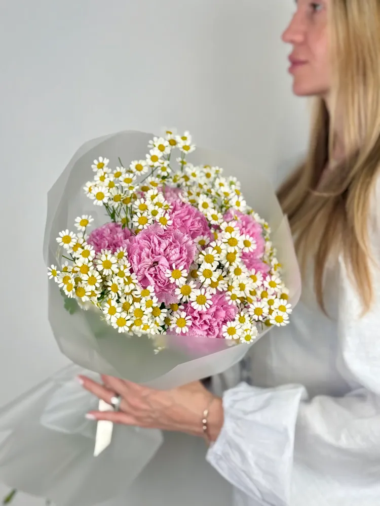 Daisy joy (dianthus & camomiles)