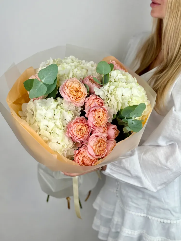 Peach сloud (hydrangeas & peony spray roses)