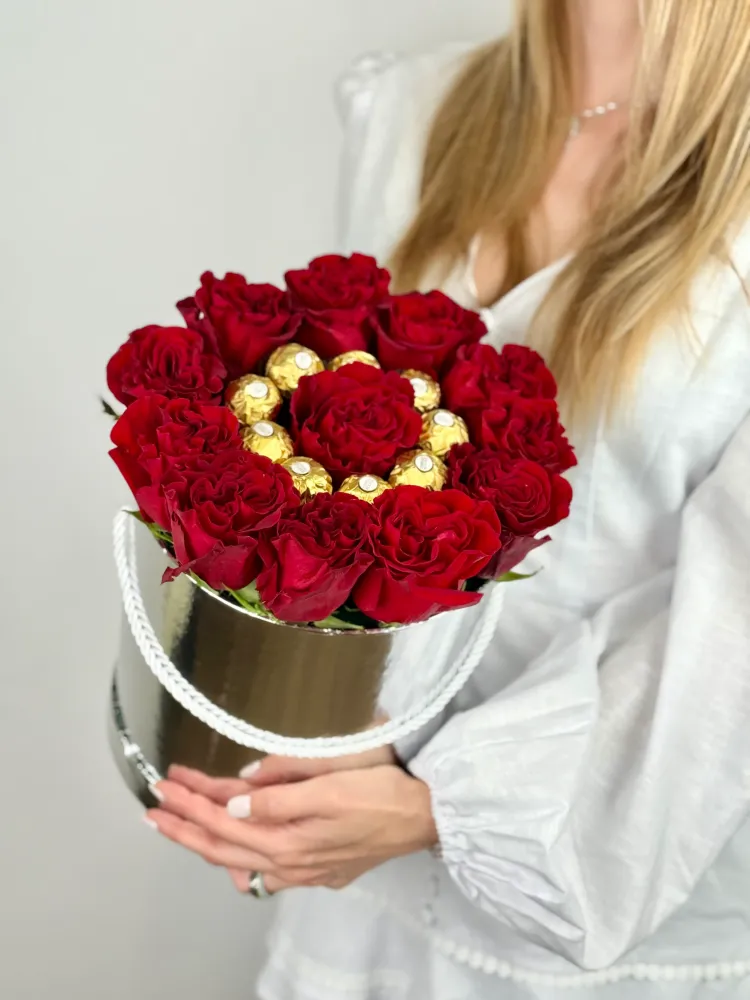 Ruby temptation hat box (roses & Ferrero)
