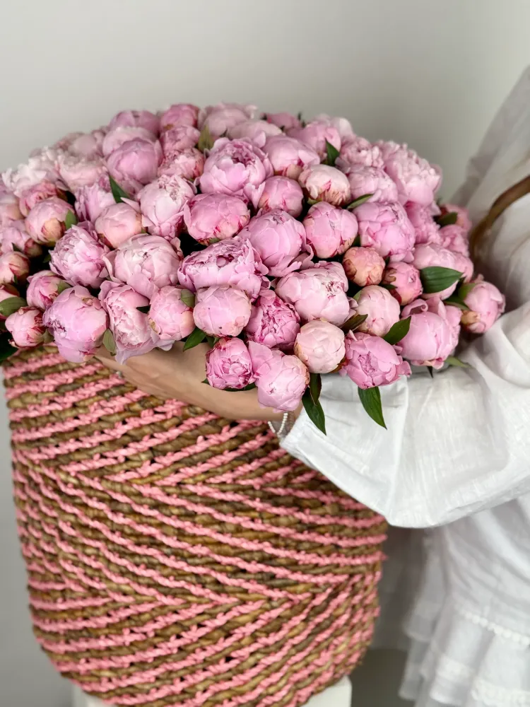 Blush fields – grand peony basket