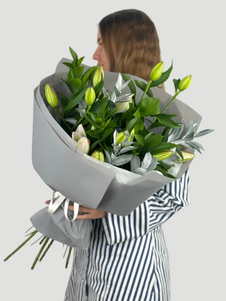 Silver mist – elegant lily bouquet