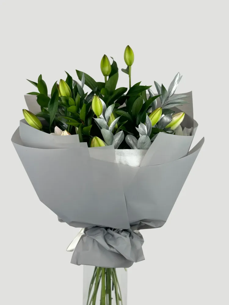 Silver mist – elegant lily bouquet