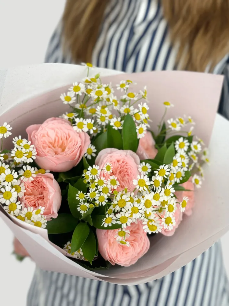 Peony roses with chamomile charm