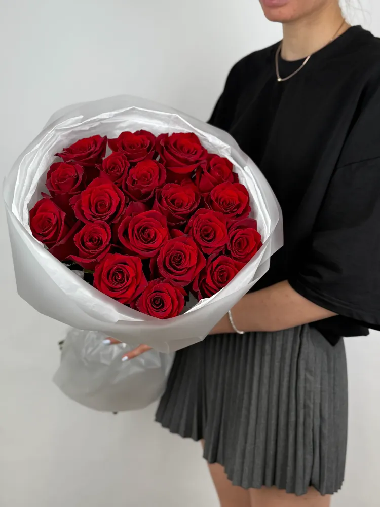 20 velvety red roses
