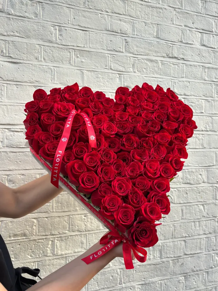 Heart of red roses