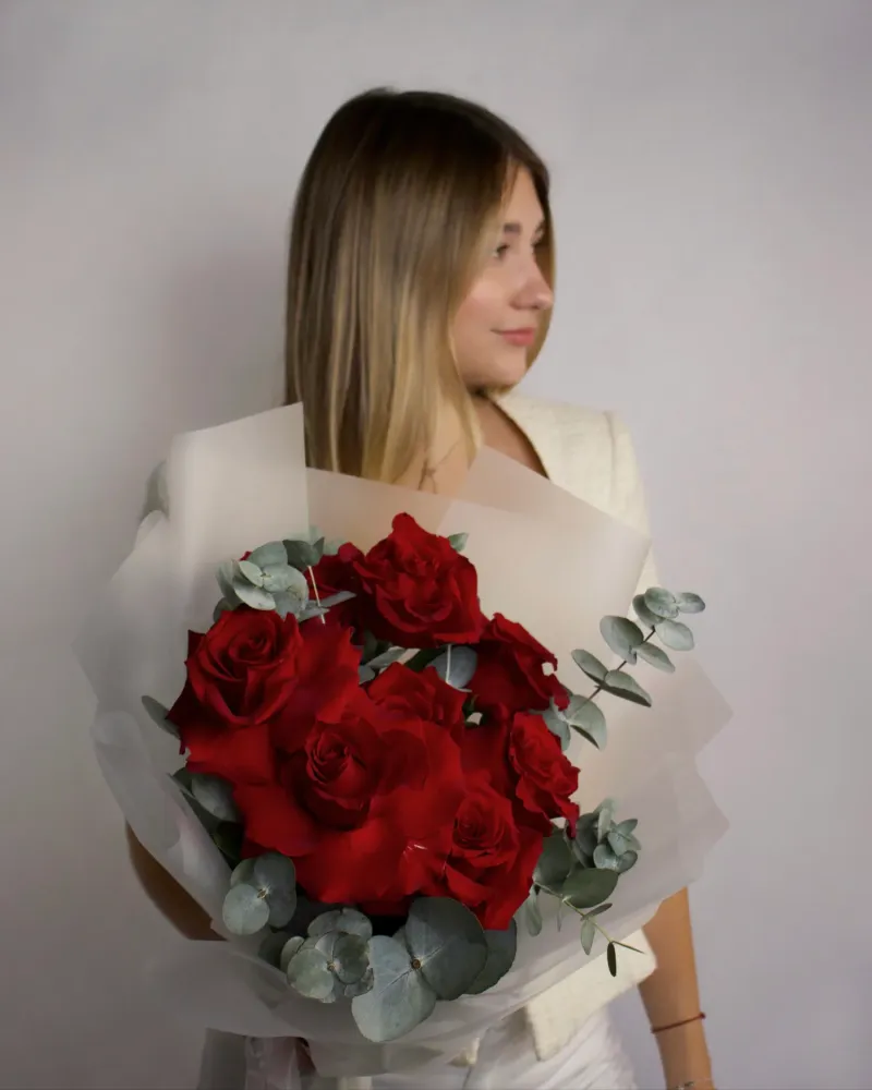 Stylish red rose bouquet