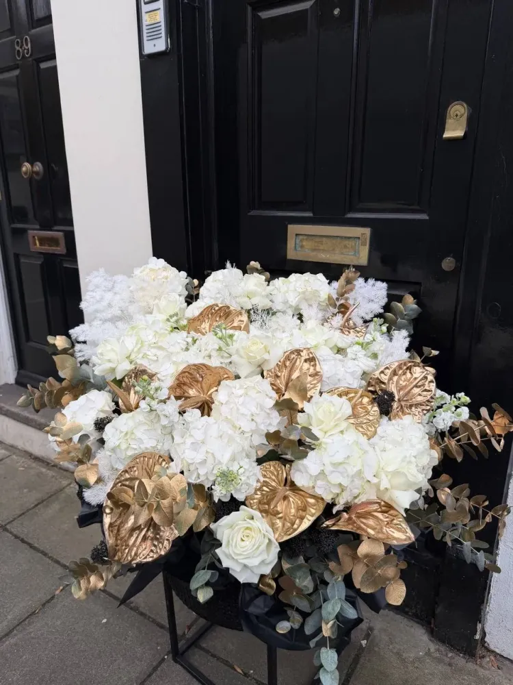 Majestic noir (hydrangeas, roses & anthurium)
