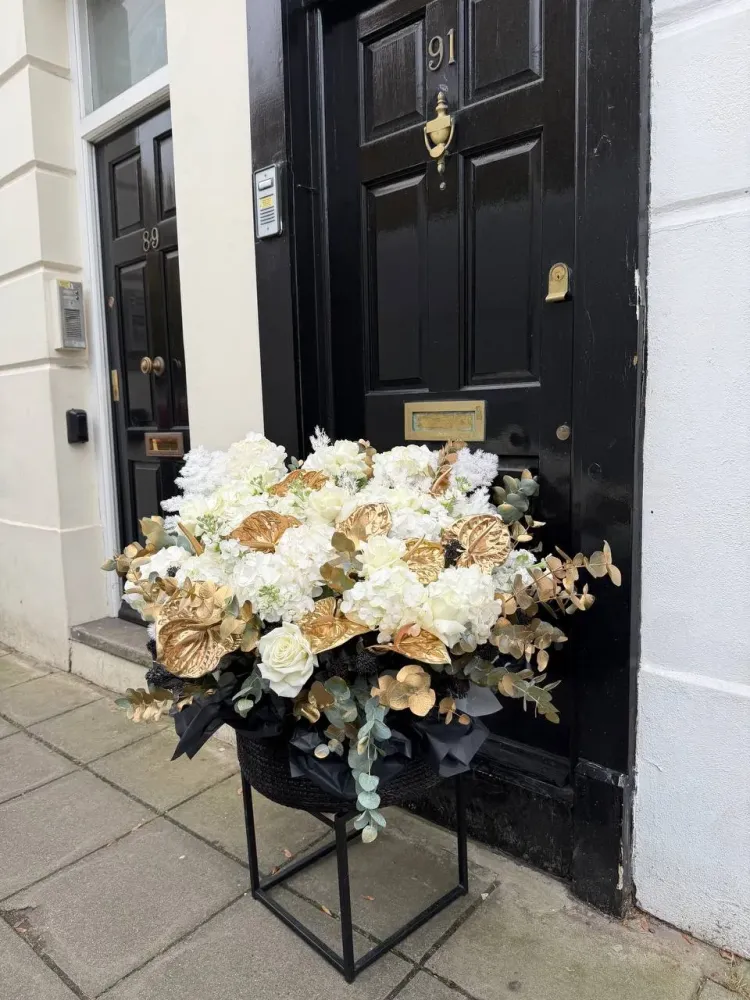 Majestic noir (hydrangeas, roses & anthurium)