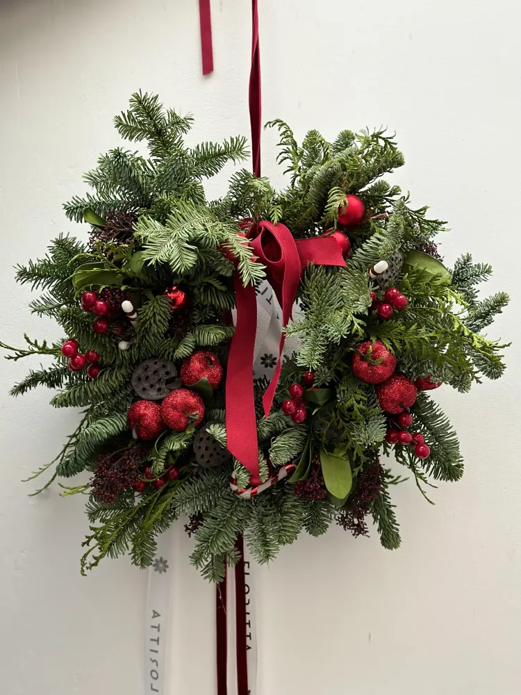 Red berry midnight wreath