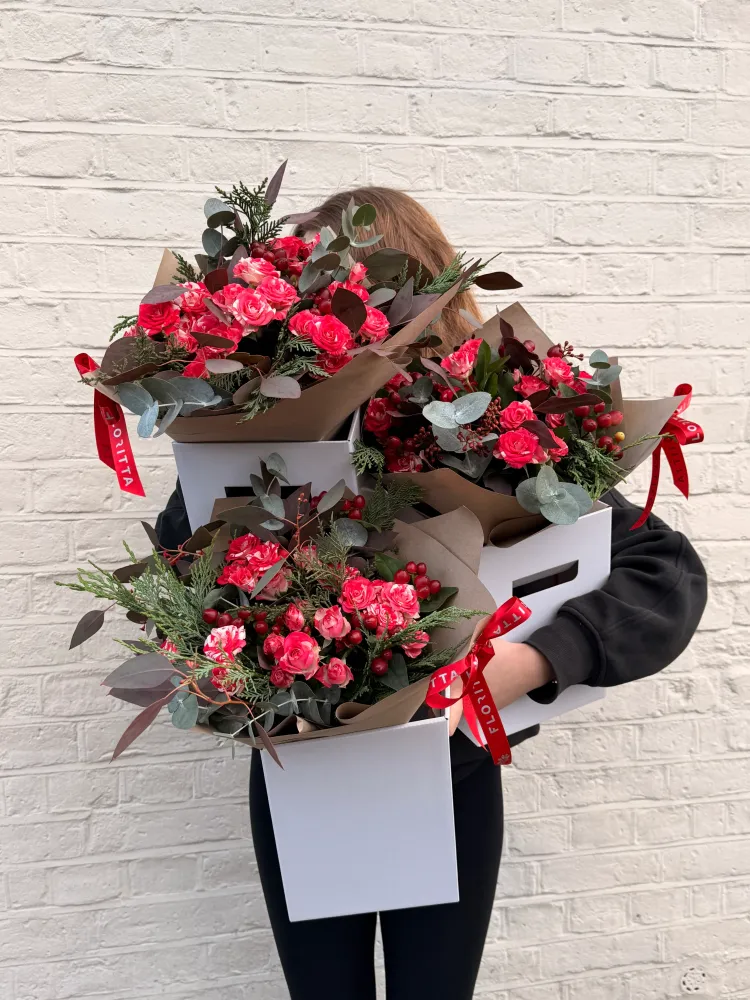 Scarlet christmas mini bouquet - £39 per each bouquet