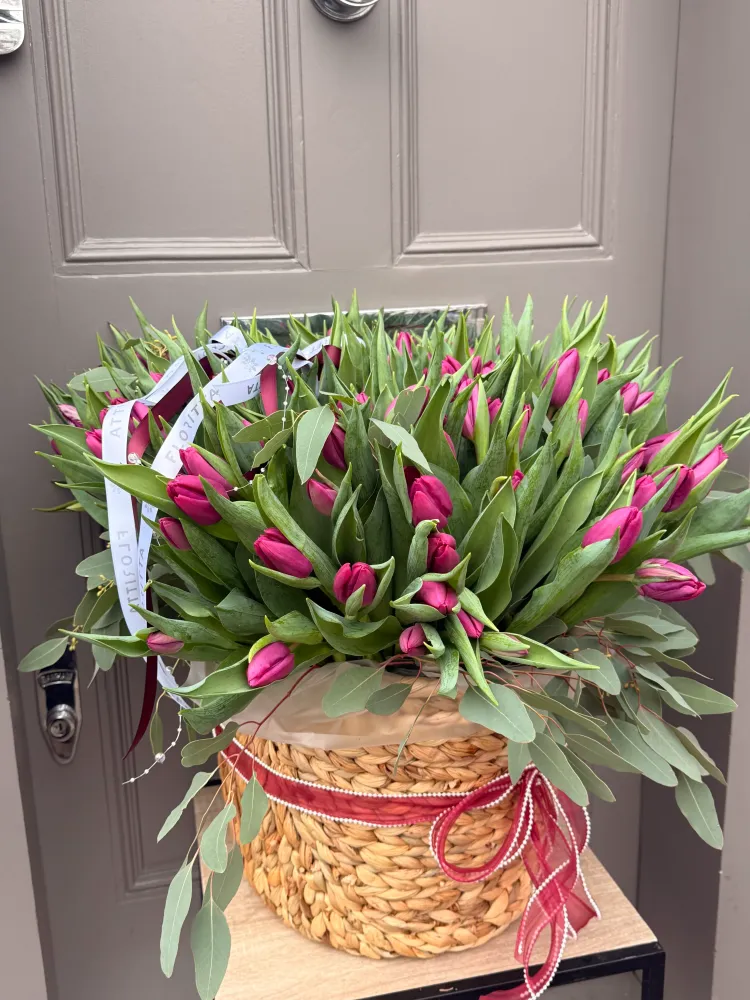 Richmond tulip basket (80 tulips)