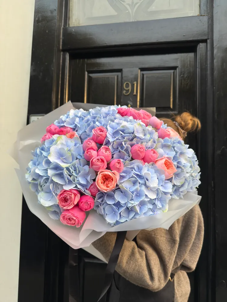 Bloomsbury blue affair (hydrangeas & spray roses)