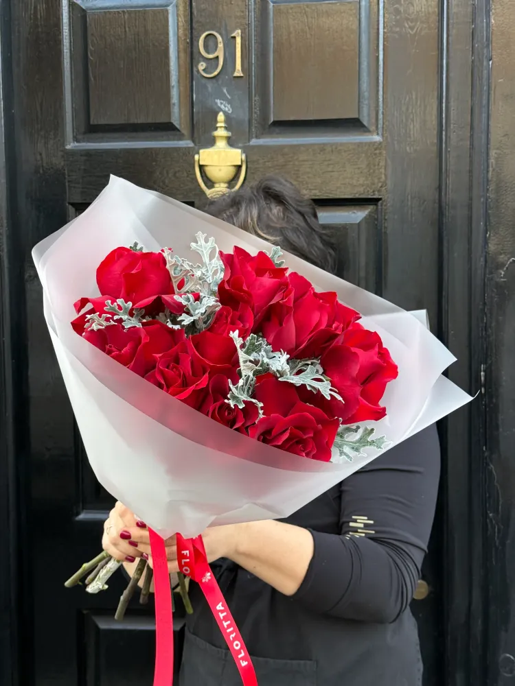 Soho scarlet ten (10 red french roses)