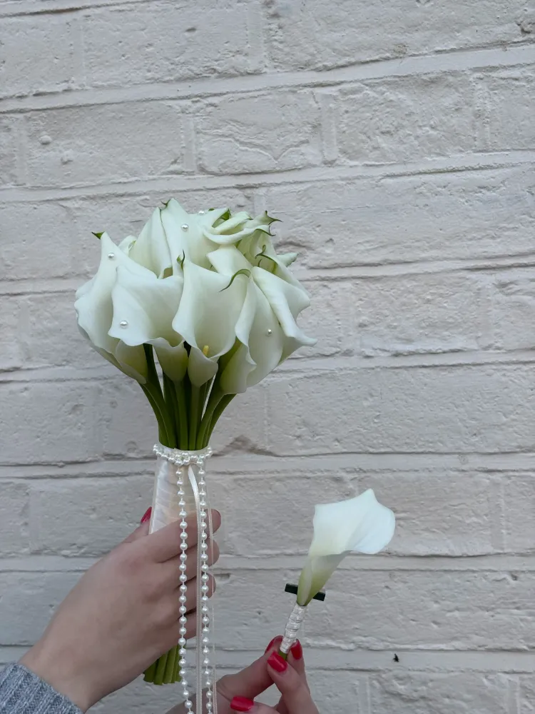 Calla lilies with pearl details bridal bouquet