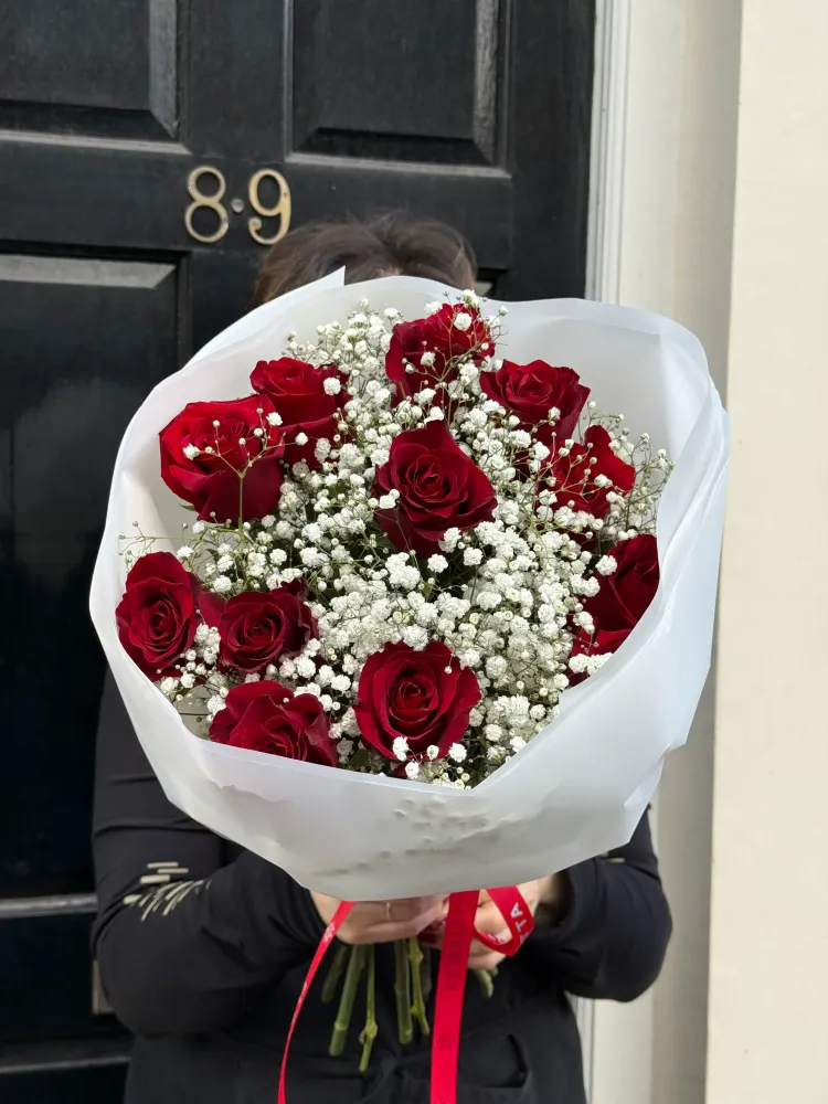 English classic romance (12 red roses & gypsophila)