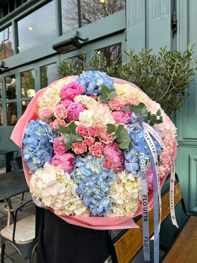 Chelsea grandeur cloud (hydrangeas, peonies & spray roses)