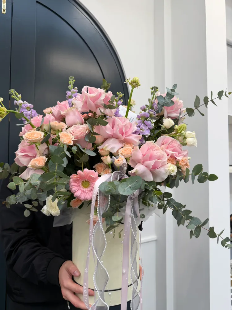 Soft geometry flower box (roses, spray roses & delphinium)