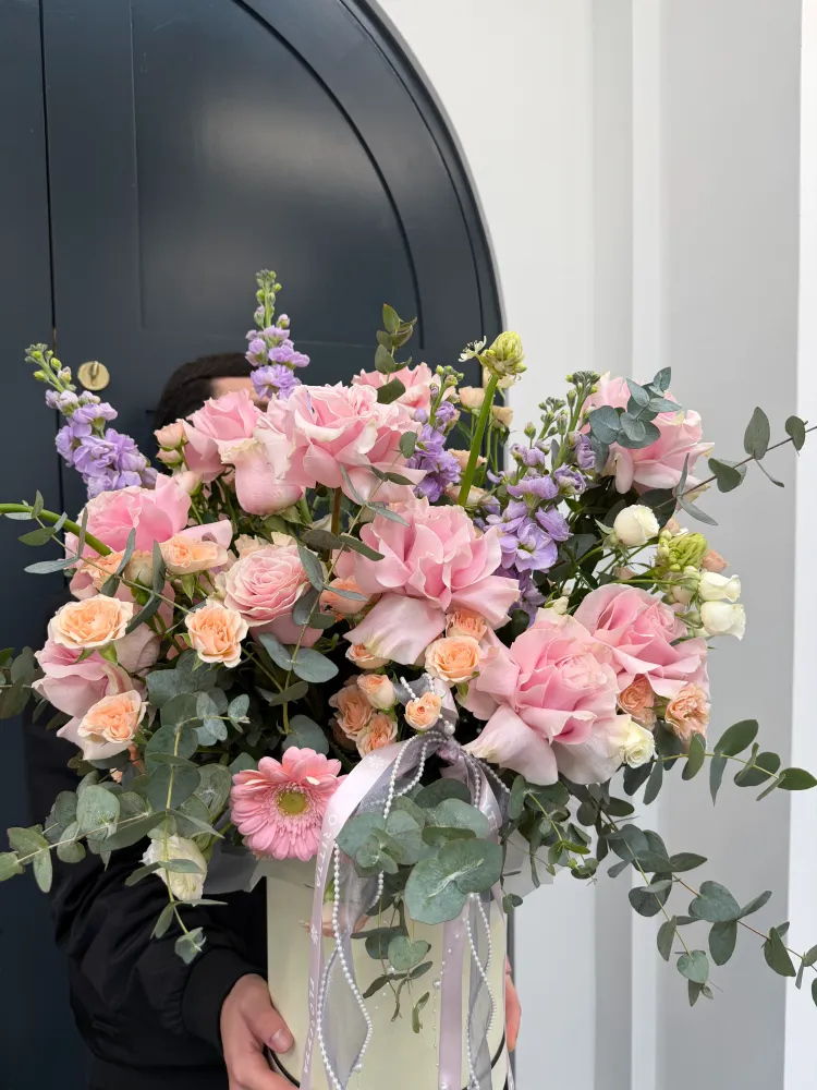 Soft geometry flower box (roses, spray roses & delphinium)
