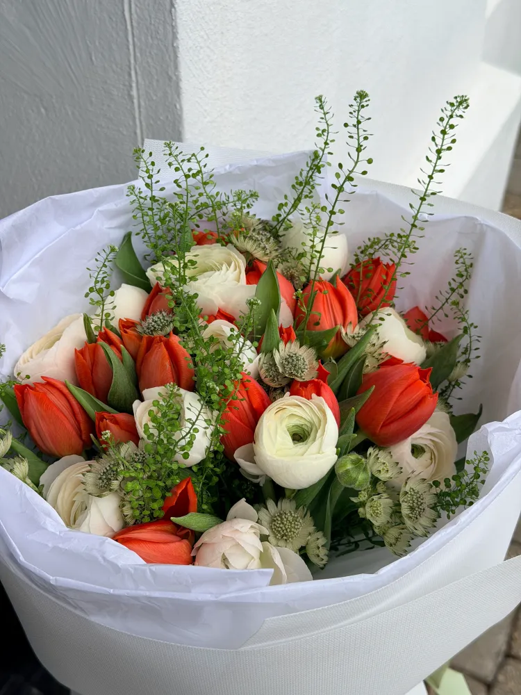 Ember & porcelain (ranunculus & tulips)