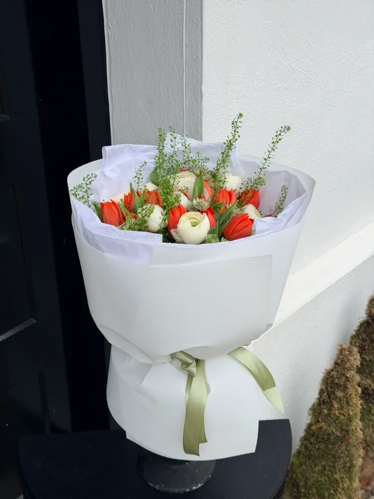 Ember & porcelain (ranunculus & tulips)