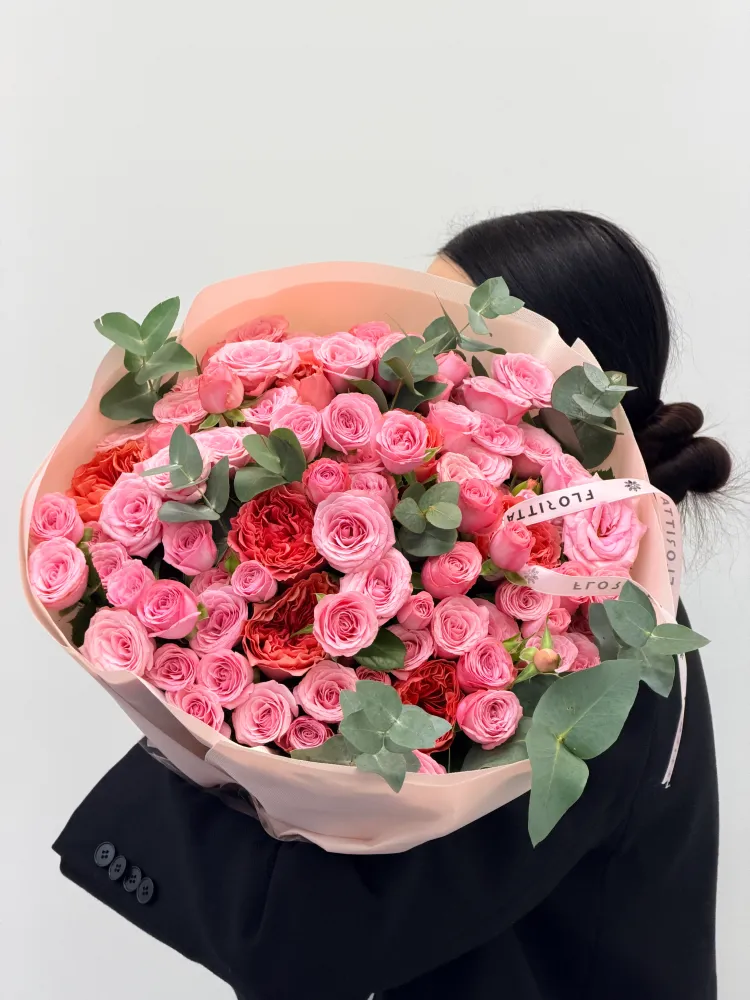 Pink manifesto (roses & spray roses)