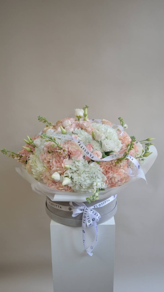 Powdered light (hydrangeas, spray roses & eustomas)