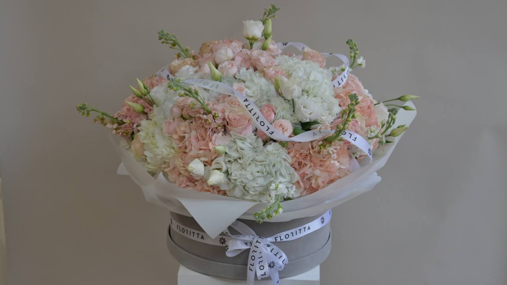 Powdered light (hydrangeas, spray roses & eustomas)