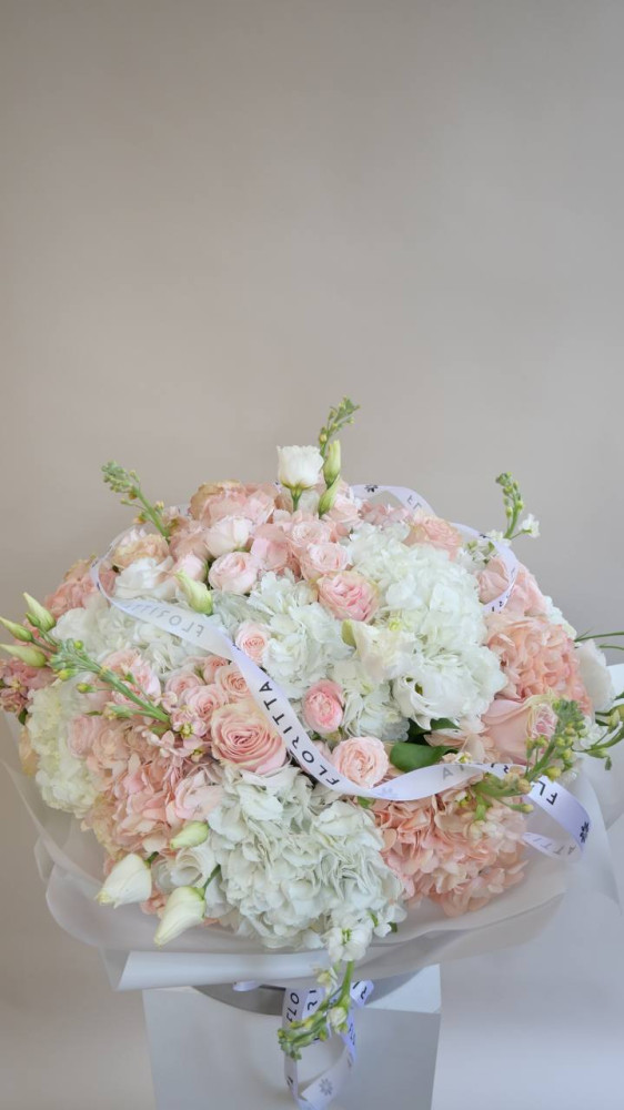 Powdered light (hydrangeas, spray roses & eustomas)
