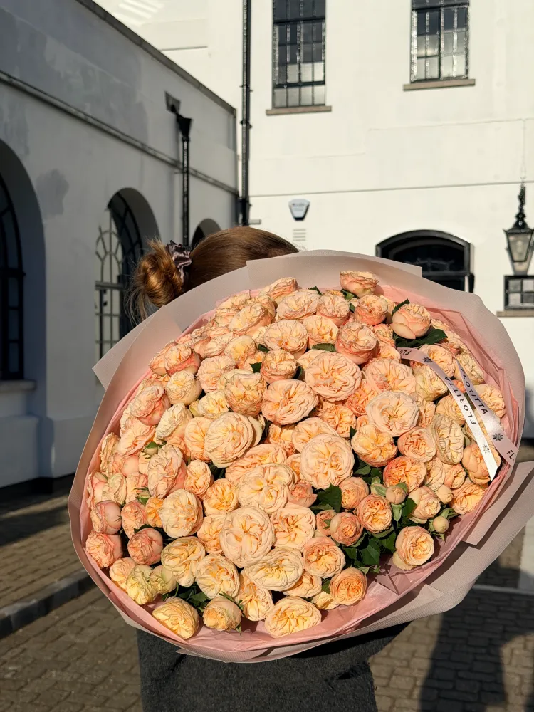 Petals for her (35 peony spray roses)