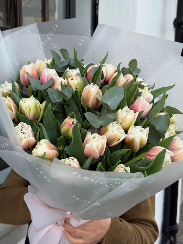 Ethereal abundance (50 white tulips)