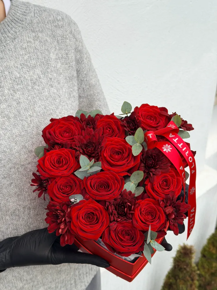 Crimson heart of love flower box