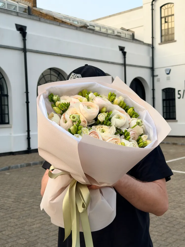Ranunculus ivory dream (freesias & ranunculus)