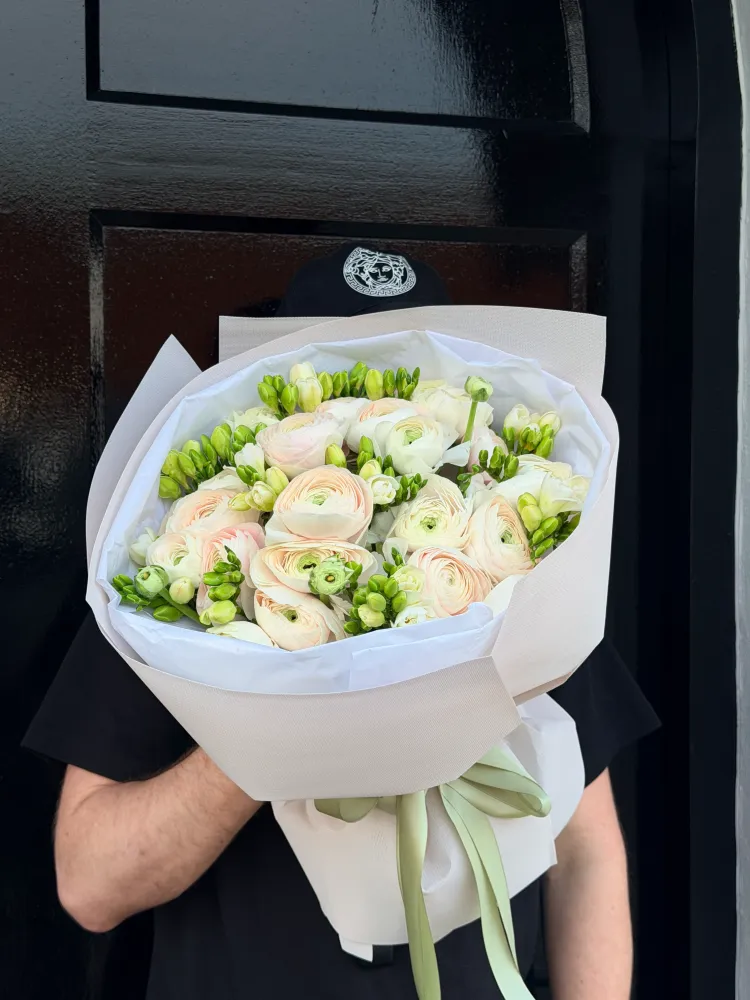 Ranunculus ivory dream (freesias & ranunculus)