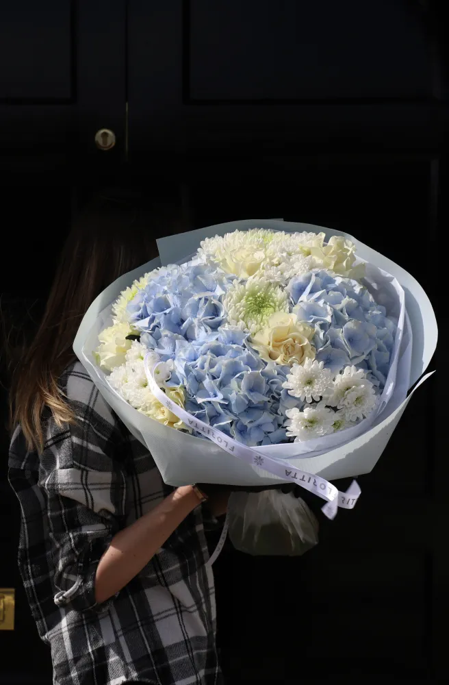Quiet blue poetry (hydrangeas, roses & chrysanthemums)