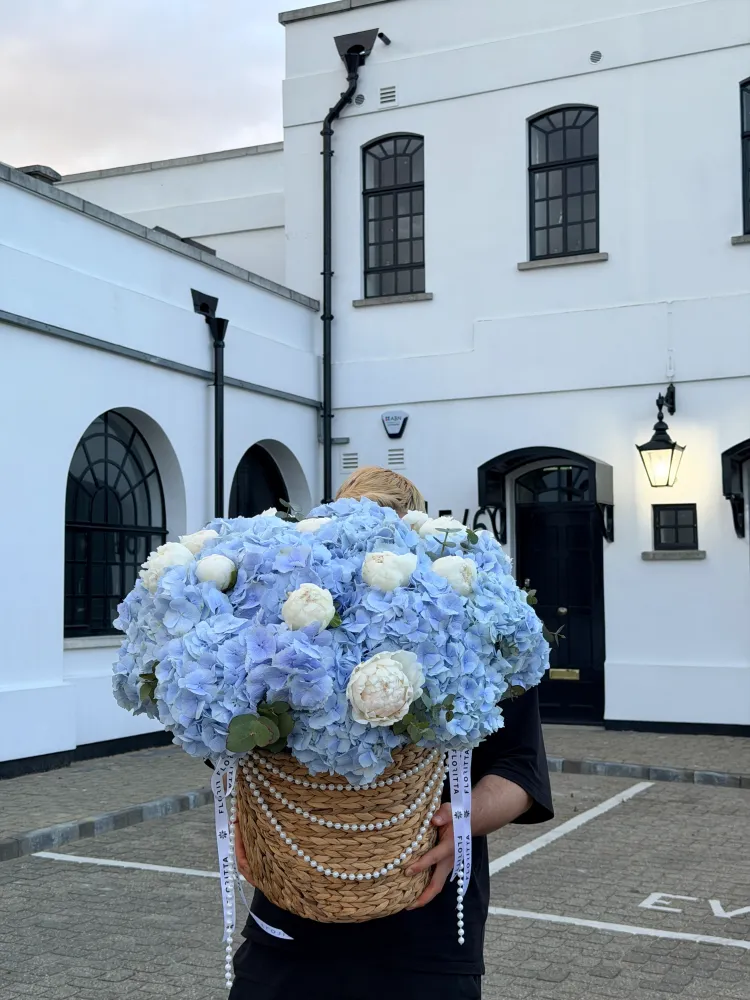 Sapphire garden dream basket (hydrangeas, eustomas & roses)