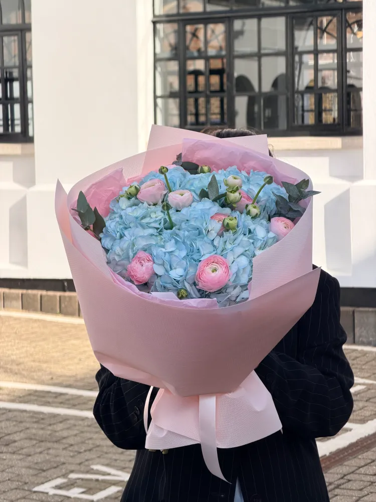 Quiet tide of love (hydrangeas & ranunculus)
