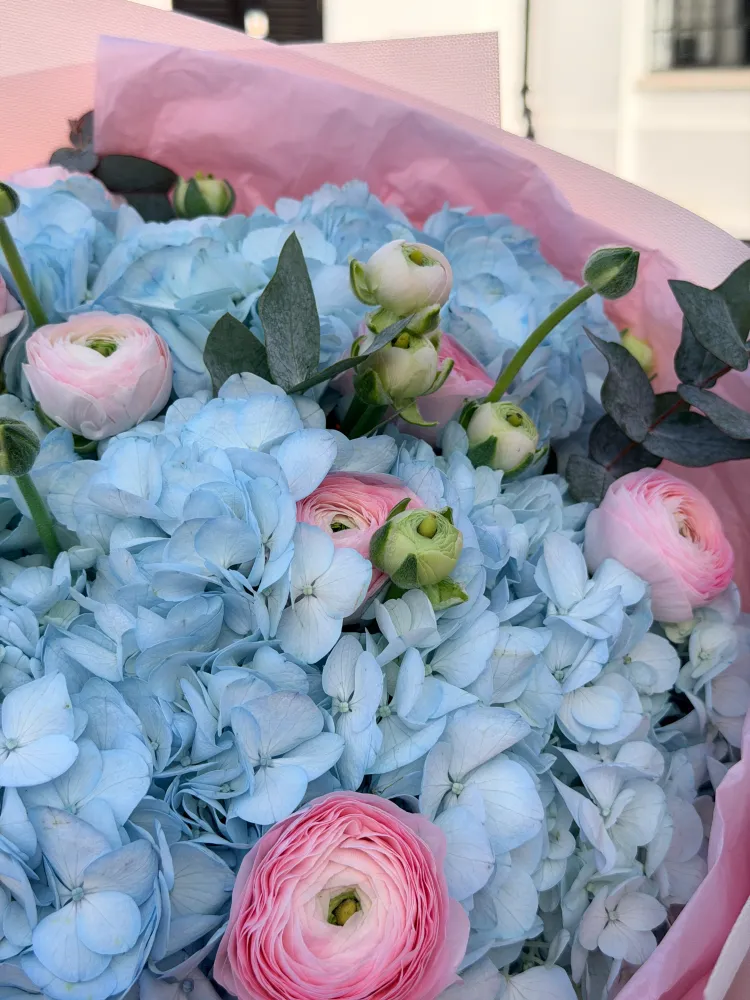 Quiet tide of love (hydrangeas & ranunculus)