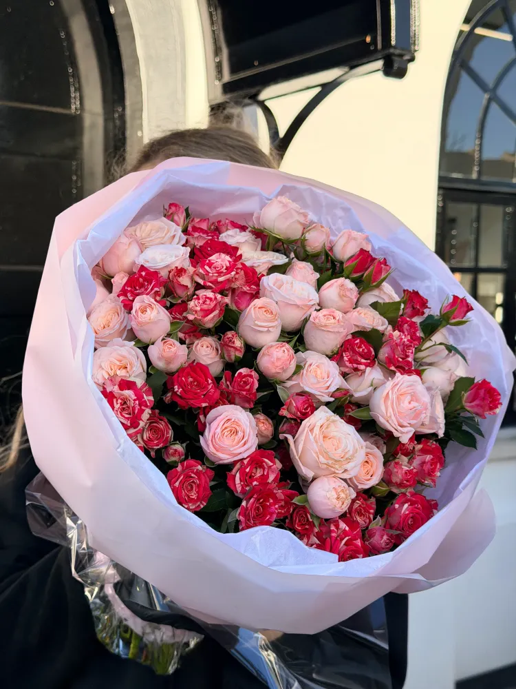 Love that lingers (20 stems of spray roses)
