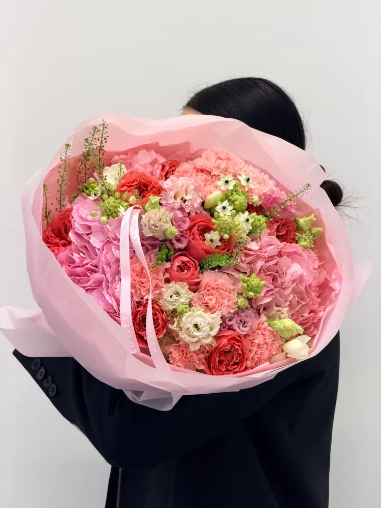 Colour you feel (hydrangeas, dianthus & peony roses)