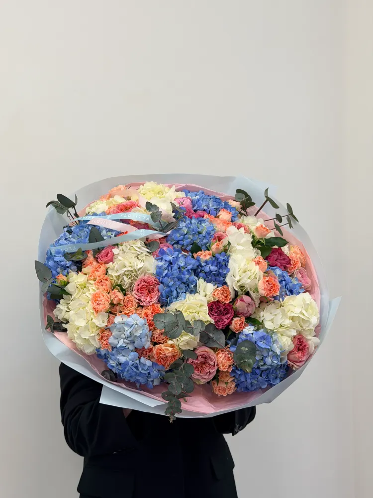 Where colours meet (hydrangeas & peony spray roses)