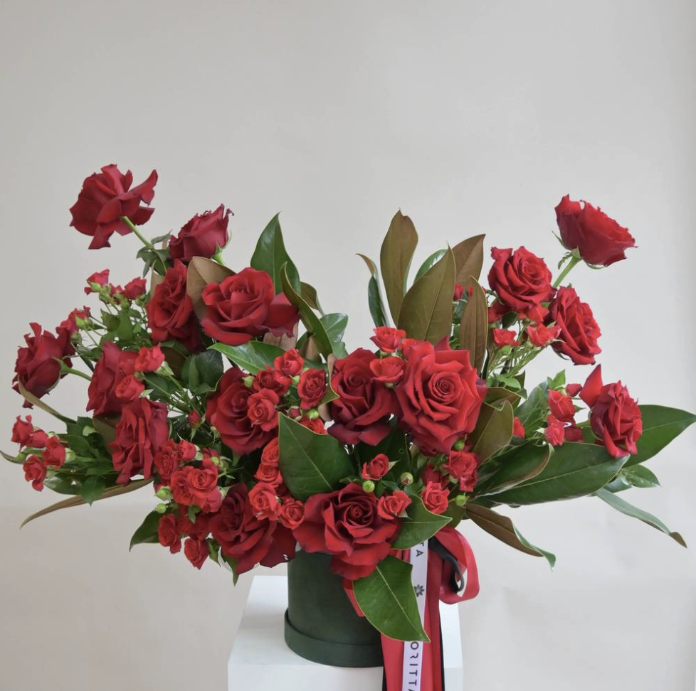 Red luxury (roses, spray roses)