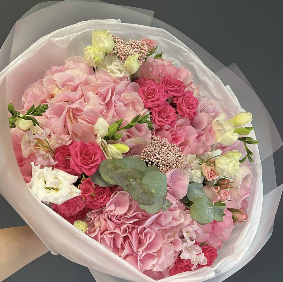 Devin (hydrangeas, roses, spray roses, eucalyptus)