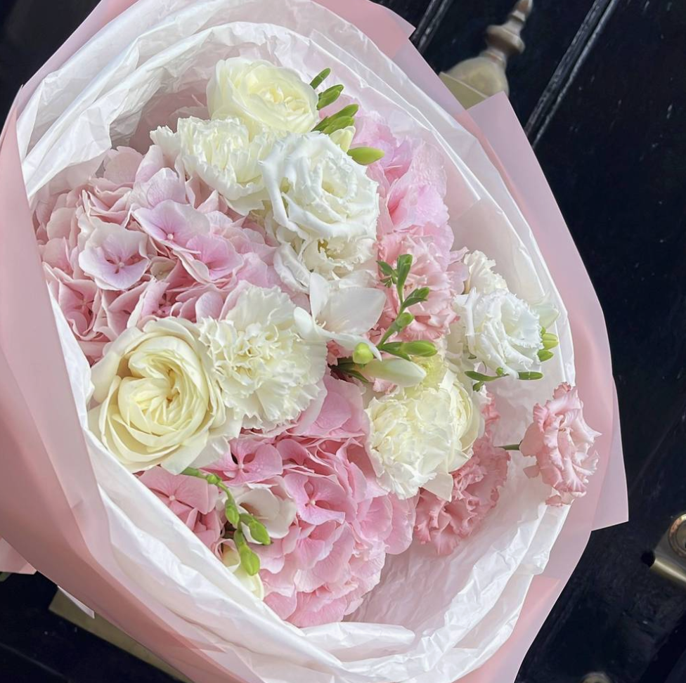 Juliette (big roses, hydrangeas, carnation)