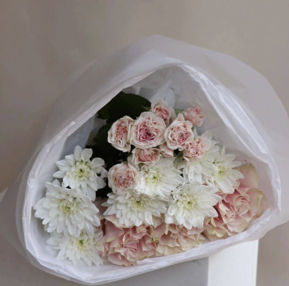 Delicate bouquet (roses, chrysanthemums)
