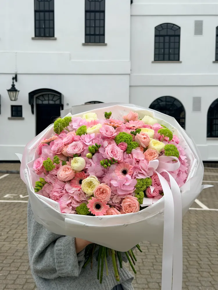Blush without end (hydrangeas & peony spray roses)